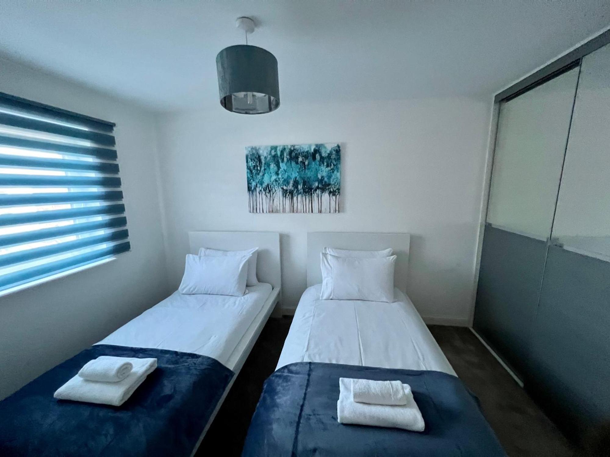Vakantiehuis Beautiful 4-bedroom House With Private Garden & Parking *